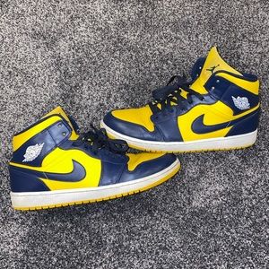 Jordan Retro 1 Mid Michigan Colorway  SIZE 13